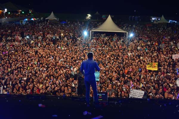 Show de Luan Santana foi prestigiado por uma multidão de fãs (Site Oficial)