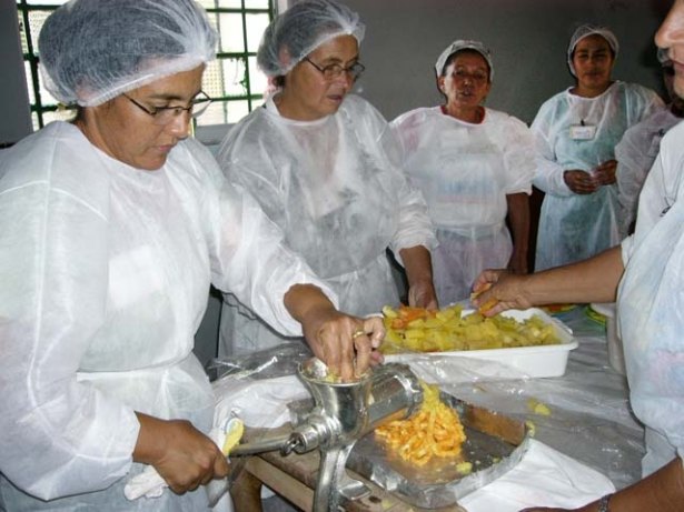 Trabalhadores rurais são orientados a utilizar mandioca no incremento  dos alimentos (Foto: Divulgação)