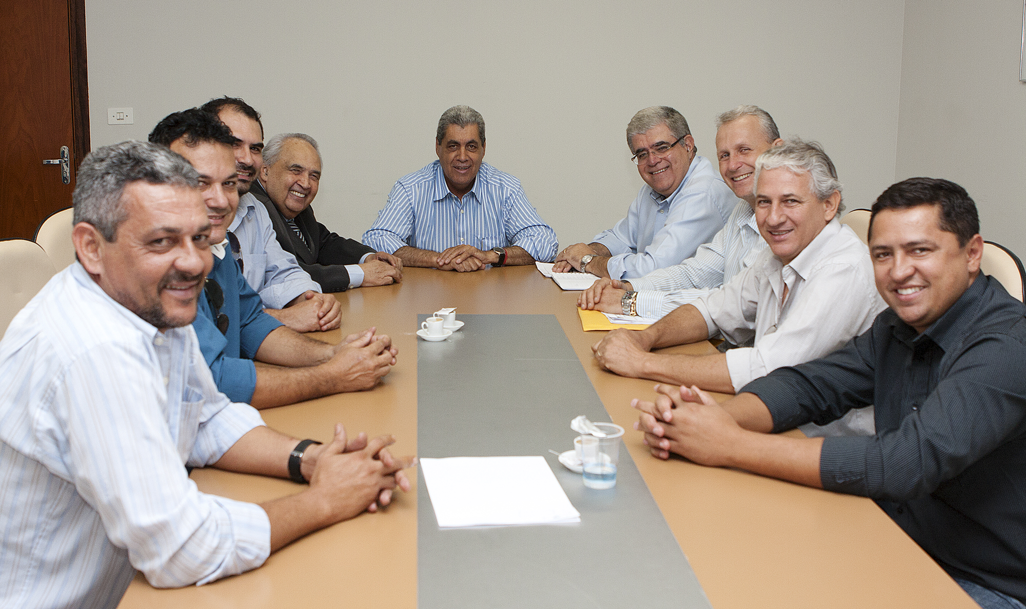 Governador, deputado Londres Machado (primeiro á esquerda), secretário Marun e vereadores reuniram-se ontem (Foto: Victor Chileno)