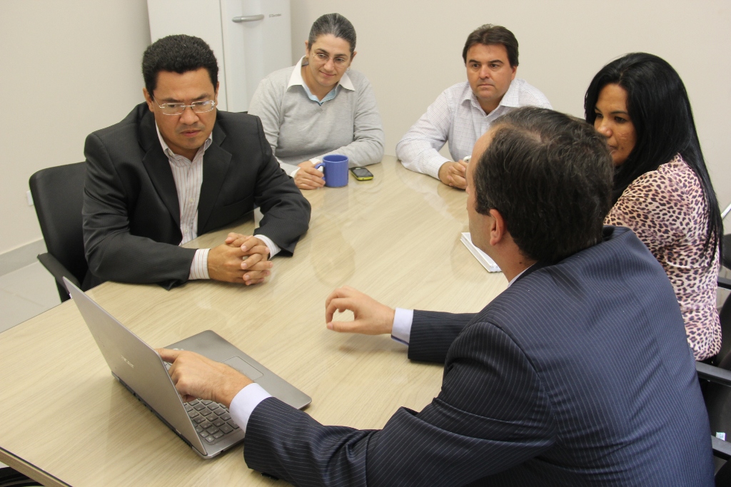  Douglas Ribeiro (E) durante reunião na Assomasul (Foto: Divulgação: Chico Ribeiro)