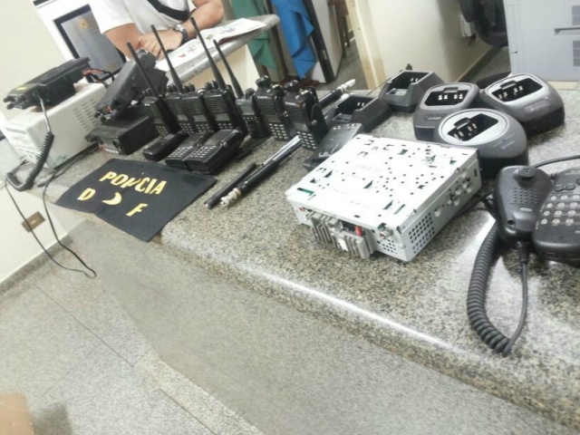 Equipamentos da central clandestina de rádio (Foto: Divulgação/DOF)